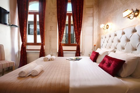 Romantic Double Room, 1 Queen Bed | Free minibar items, in-room safe, soundproofing, iron/ironing board