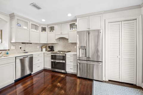 The fully equipped kitchen with a combo drip/keurig coffee maker