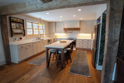 Bright, fully equipped kitchen with a large island and modern finishes.