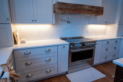 Bright, fully equipped kitchen with a large island and modern finishes.
