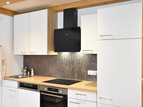 Kitchen, Kitchen Appliance, Countertop, Cabinetry, Major Appliance, Wood, Flooring, Home Appliance, Kitchen Stove, Interior Design