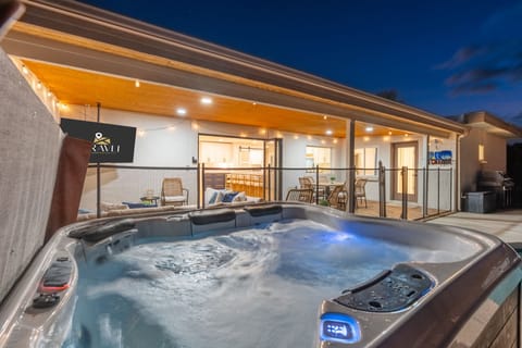 House | 5 bedrooms, desk