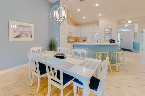 Spacious Open Dining Area w/ Breakfast Bar