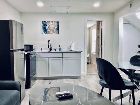 House, 1 King Bed with Sofa bed, Kitchen, Garden View (Boardwalk Bungalow 2) | Interior
