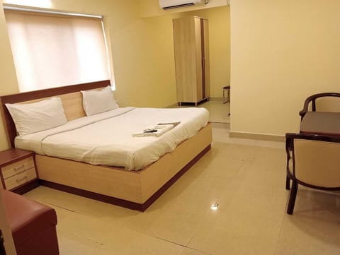 Deluxe Double or Twin Room | Laptop workspace