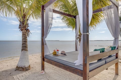 Maya Alux Beach House - 6BR Beachfront, Pool & Gym (5256)