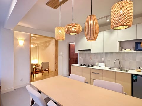 4-seater dining table with a fully equipped kitchen.
