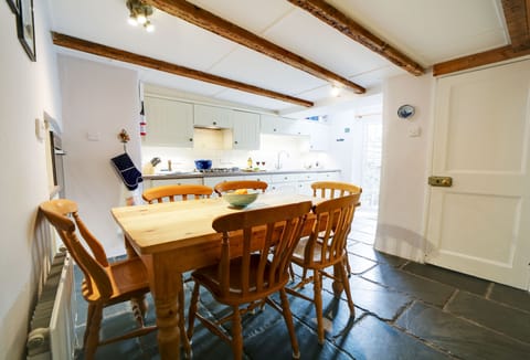 Hardys, Padstow. Ground Floor: Cook and dine as a family in the well-equipped kitchen