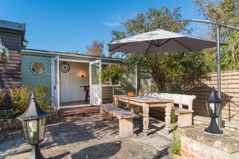 Hawthorn Hideaway, Freshwater: Outdoor dining area, with access to the games room