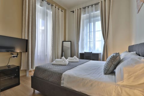Classic Room | Desk, laptop workspace, free WiFi