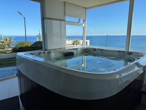 Apartment | Outdoor spa tub