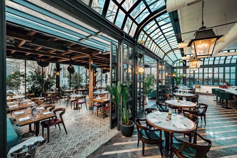 2 restaurants; breakfast, lunch, and dinner served