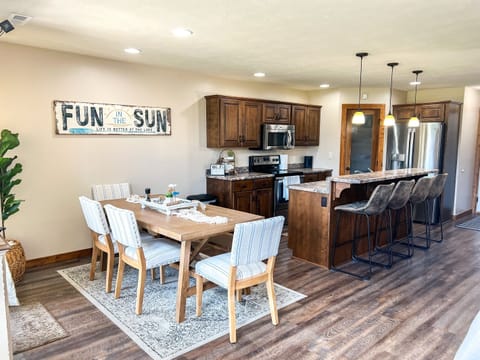 Dining area to kitchen