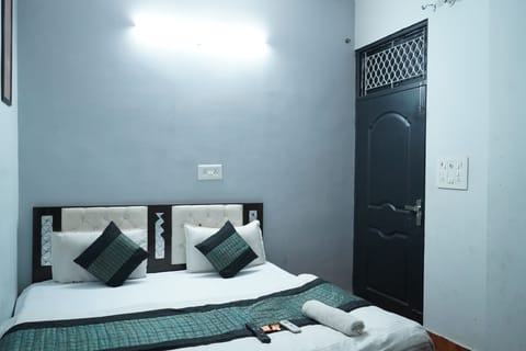 Deluxe Double Room, Balcony | Desk, free WiFi, bed sheets