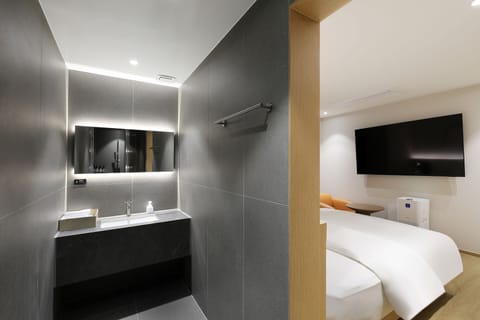 Basic Double Room, 1 Queen Bed, Non Smoking | Free WiFi, bed sheets