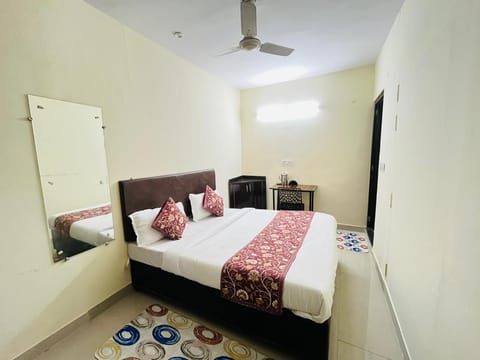 Deluxe Double Room, Balcony | Desk, free WiFi, bed sheets