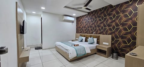 Deluxe Double Room, City View | Laptop workspace, iron/ironing board, free WiFi