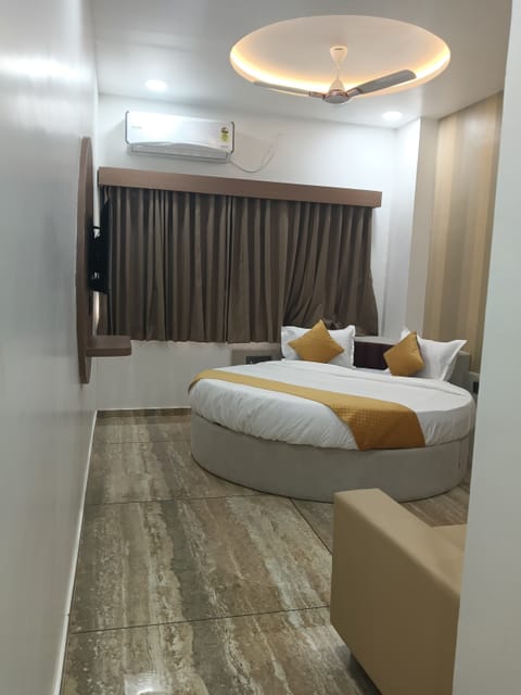Deluxe Double Room, City View | Laptop workspace, iron/ironing board, free WiFi