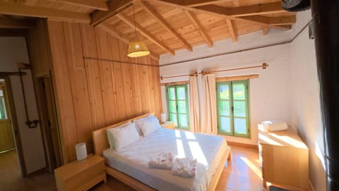 Traditional House, Garden View | Desk, laptop workspace, blackout drapes, iron/ironing board