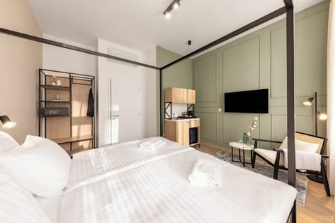 In-room safe, WiFi (free), bed sheets