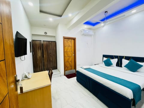 Deluxe Double Room, Balcony | Interior