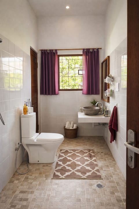 Basic Studio, Patio, Garden View | Bathroom | Free toiletries, towels, soap, shampoo