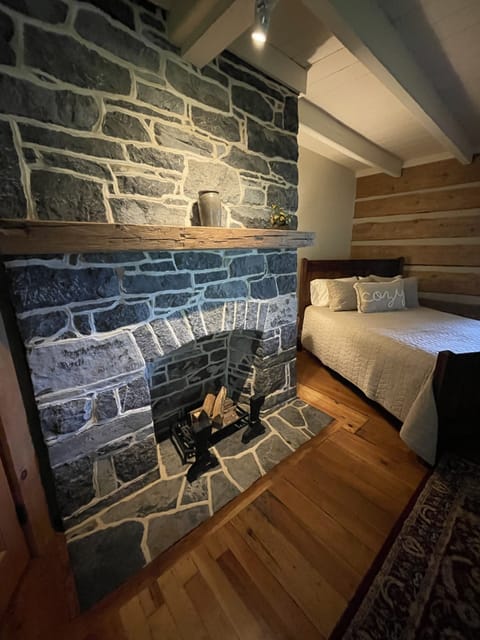 Standard Room, Ensuite (The Parlor Room) | Free WiFi, bed sheets