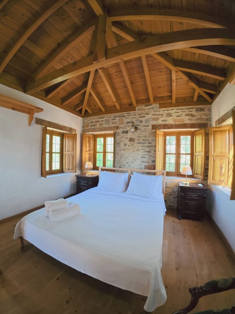 Traditional Double Room, Garden View | Desk, laptop workspace, iron/ironing board, free WiFi