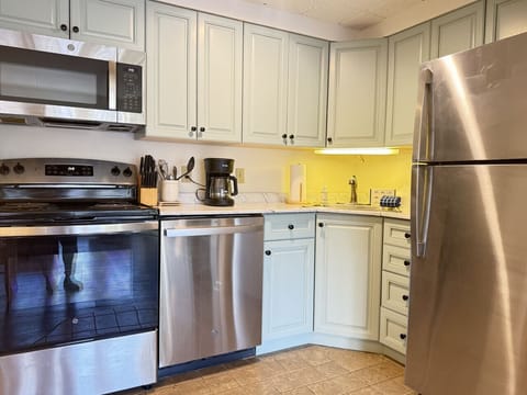 Modern kitchen featuring a full set of amenities for cooking.