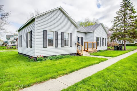 Charming cottage with private entrance, green yard, and quiet neighborhood.