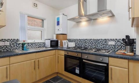 Deluxe Double Room | Private kitchen | Oven, stovetop, cookware/dishes/utensils