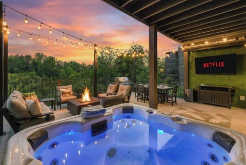 Tentless In Tennessee - Private backyard patio with forest views. No cabins directly behind our cabin. 

Patio features: Private hot tub open 24/7, outdoor dining table, outdoor gas fire table with comfortable seating, gas grill 