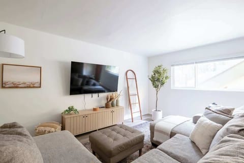 This cozy Bankers Hill apartment invites you in to rest, relax and recharge