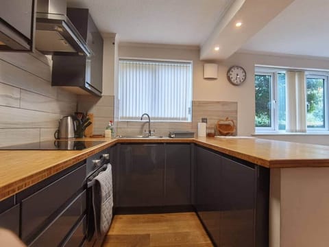 Fully fitted kitchen