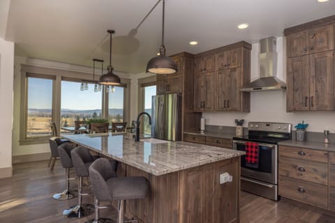 House (5 Bedrooms) | Interior