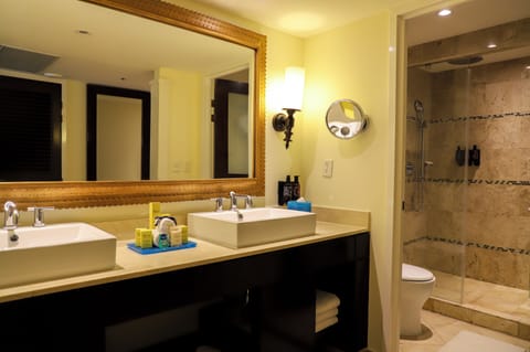 Deluxe Golf View King All Inclusive | Bathroom | Shower, hair dryer, towels, soap