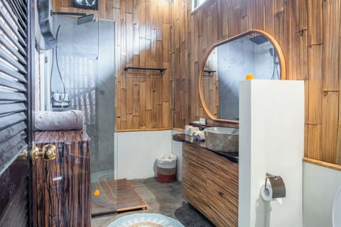 Romantic Duplex, Private Pool, Park View | Bathroom | Shower, free toiletries, hair dryer, slippers