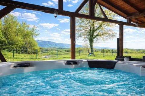 Family House, 3 Bedrooms, 2 Bathrooms (Green View Holiday Home With Pool) | Outdoor spa tub