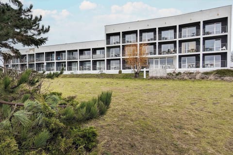 The building's location ensures a convenient stay.