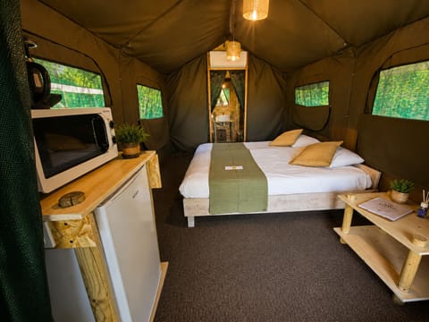 Bedroom with king size and optional single beds