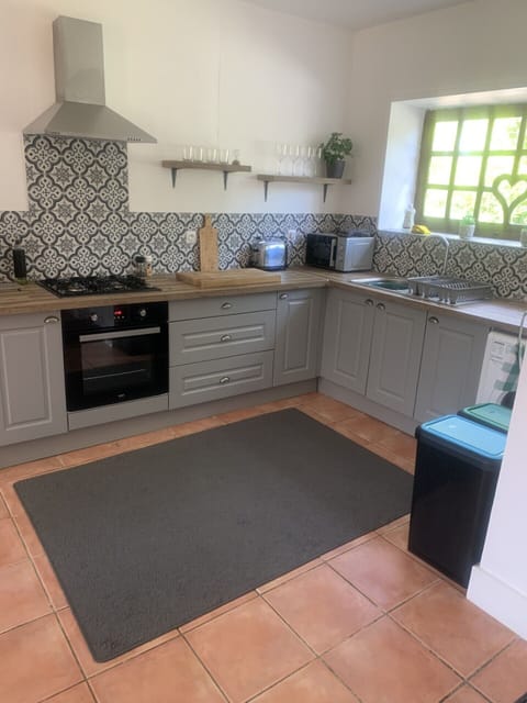 Classic Cottage, Lake View | Private kitchen | Espresso maker