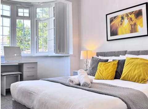 Deluxe Room, 1 King Bed, Private Bathroom | Free WiFi