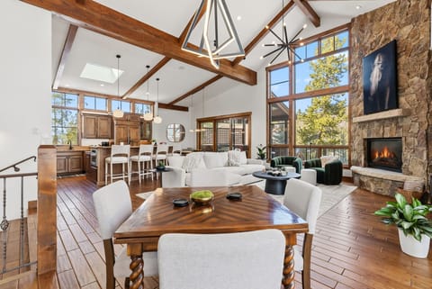 Breakfast Nook -
A bright, window-wrapped corner with treeline views, perfect for slow mornings and great coffee, with drip, French press, Keurig, and espresso options. ☕🌄