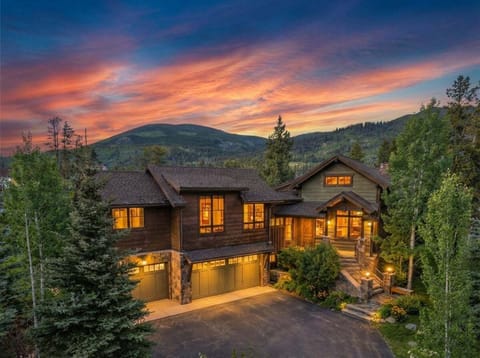 Whispering Pines — A private Keystone retreat just steps from the free shuttle, five minutes to the lifts and back home to total mountain serenity. 🎿🏔