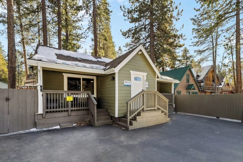 Cozy Tahoe cabin, forest setting, driveway parking for 2 cars - only on the left side