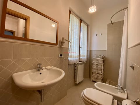 Deluxe Double Room, Garden View | Bathroom | Shower, free toiletries, hair dryer, bathrobes