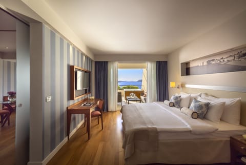 V Level Suite for 2+2 with Jacuzzi | Minibar, in-room safe, desk, iron/ironing board