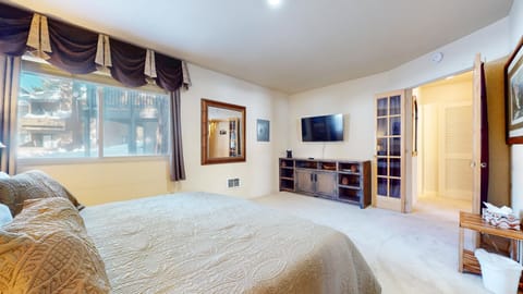 Indoors, Screen, Home Decor, Bed, Furniture