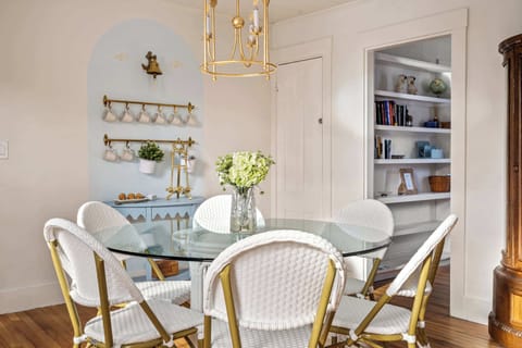 House, Multiple Beds, Fireplace, Garden View (The Curator's Retreat) | Dining