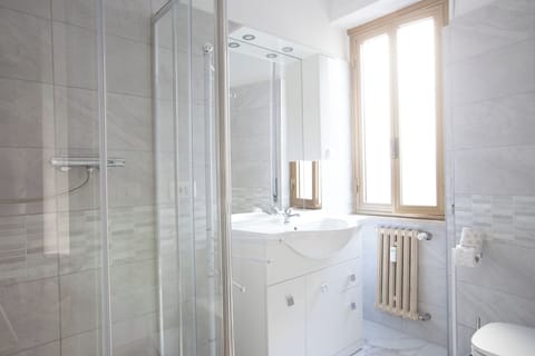 Classic Room, City View | Bathroom | Shower, free toiletries, hair dryer, towels